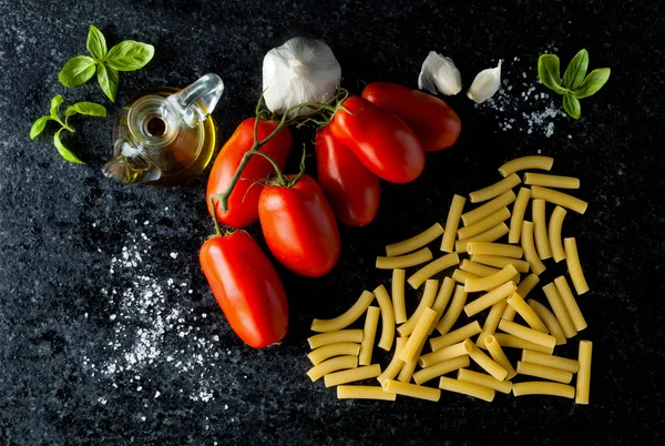 siyah misketi sitesinde maddeler: olgun domates, zeytin yağı ve garl