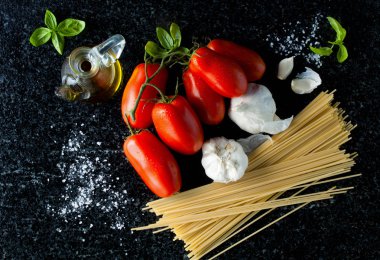 siyah misketi sitesinde maddeler: olgun domates, zeytin yağı ve garl