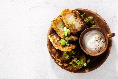 Patatesli gözleme, yoğurt, yeşil soğan ve karabiber. Beyaz arkaplandaki kil çömleklerde