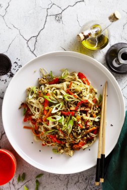 Sebzeli vejetaryen Tayland pirinçli makarna ve soya soslu gri beton arka planda tofu ve susam yağı.