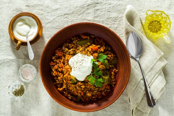 Reis Mit Gemüse Und Joghurt Irdenem Geschirr Auf Einer Leinentischdecke — Stockfoto