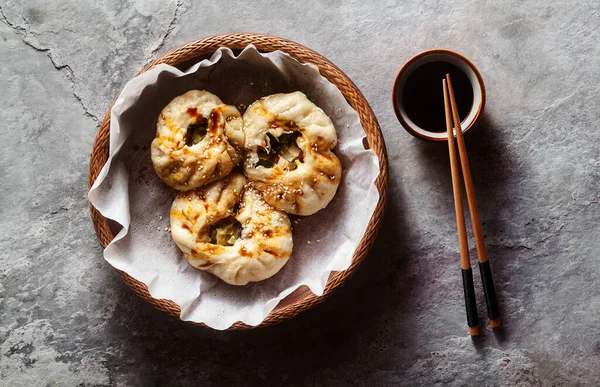 Bollos Baozi Con Verduras Champiñones Una Canasta Madera Sobre Una —  Fotos de Stock