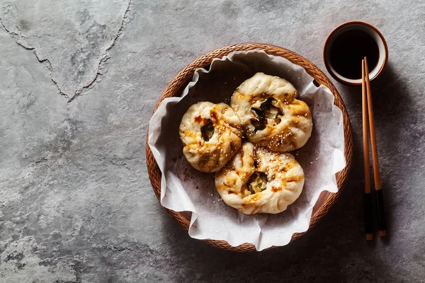 Bollos Baozi Con Verduras Champiñones Una Canasta Madera Sobre Una —  Fotos de Stock