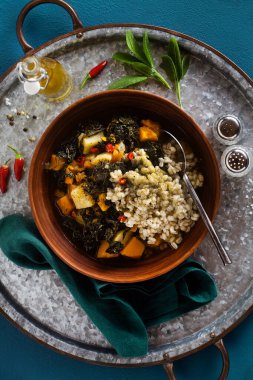 Kabak çorbası, lahanalı ve heceli. sağlıklı bitkiler mavi üzerine kuruludur.