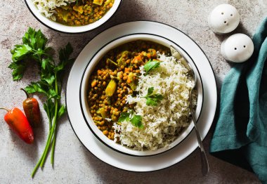 Sebzeli Hint mercimek dhal ve masada basmati pilavı. Sağlıklı vegan Ayurvedic mutfağı