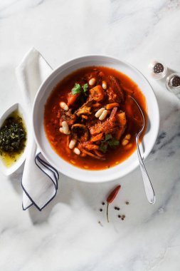 Mantarlı, beyaz fasulyeli ve mermer bir masada pampushki çörekli Ukrayna çorbası.