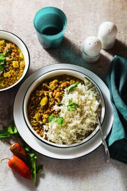 Sebzeli Hint mercimek dhal ve masada basmati pilavı. Sağlıklı vegan Ayurvedic mutfağı