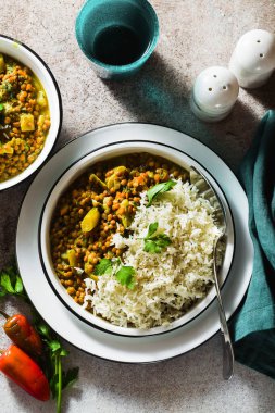 Sebzeli Hint mercimek dhal ve masada basmati pilavı. Sağlıklı vegan Ayurvedic mutfağı