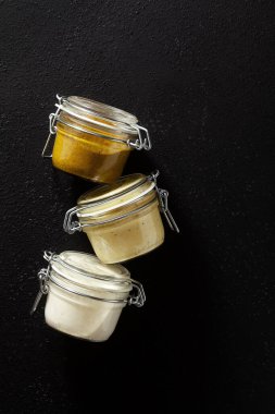 Cam kavanozlarda farklı soslar var. Fıstıklı, kaju fıstıklı ve vejetaryen mayonezli.