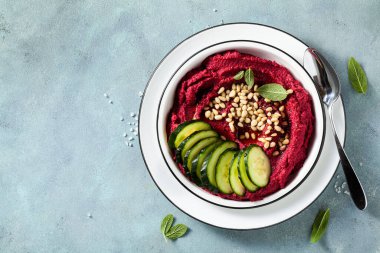 Karamelli soğan ve vegan mayonezli mavi bir masaya pancar ve kaju sosu. sağlıklı atıştırmalık veya aperatif