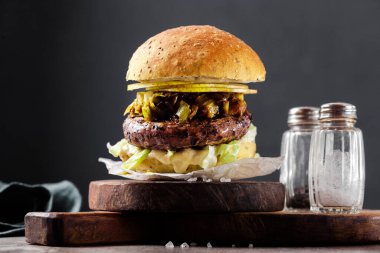 Siyah pirinçli vegan burger ve kızarmış pırasa. Sağlıklı yemekler, fast food.