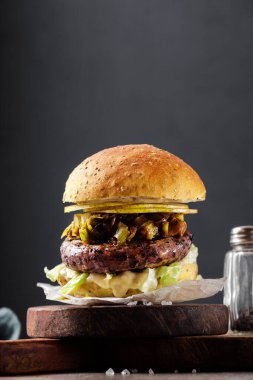 Siyah pirinçli vegan burger ve kızarmış pırasa. Sağlıklı yemekler, fast food.