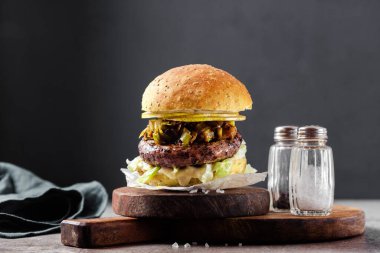 Siyah pirinçli vegan burger ve kızarmış pırasa. Sağlıklı yemekler, fast food.