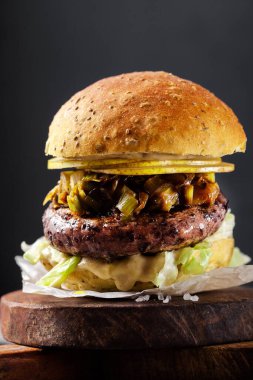 Siyah pirinçli vegan burger ve kızarmış pırasa. Sağlıklı yemekler, fast food.
