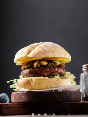 Siyah pirinçli vegan burger ve kızarmış pırasa. Sağlıklı yemekler, fast food.