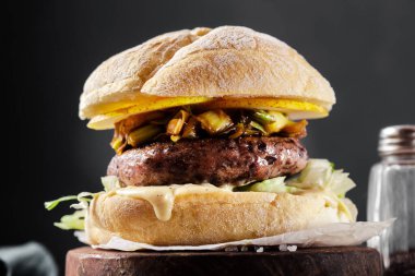 Siyah pirinçli vegan burger ve kızarmış pırasa. Sağlıklı yemekler, fast food.