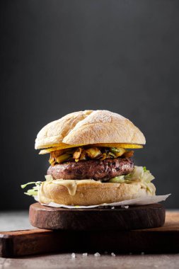 Siyah pirinçli vegan burger ve kızarmış pırasa. Sağlıklı yemekler, fast food.