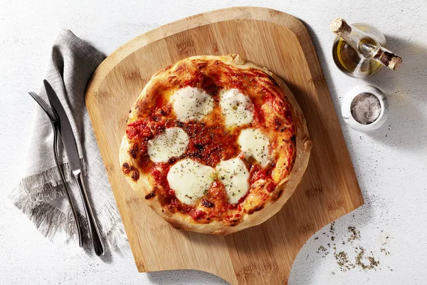 Pizza Margarita Italienne Classique Sur Une Pelure Bois Sur Fond — Photo