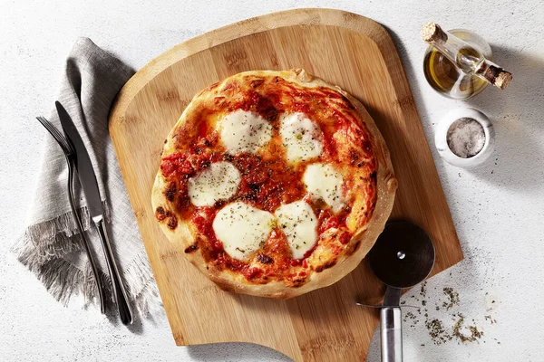 Pizza Margarita Italienne Classique Sur Une Pelure Bois Sur Fond — Photo