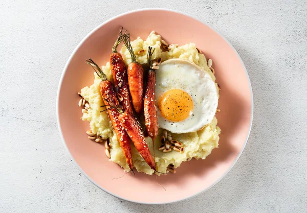 Жареное Яйцо Запеченной Морковью Пюре Завтрак — стоковое фото