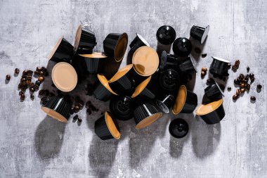 Koyu arkaplanda kahve kapsülleri