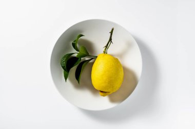 Tabakta limon. Masa takımı. Masa takımı. Çatal bıçak. beyaz üzerine 