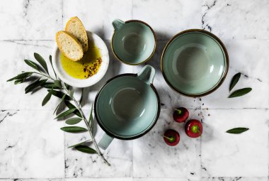 Mutfak gereçleriyle dolu. tablo ayarı