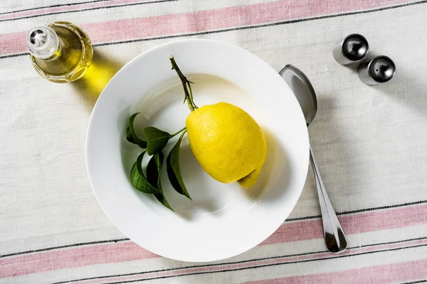 Lemon Piring Pengaturan Tabel Peralatan Makan Alat Makan Atas Taplak — Stok Foto