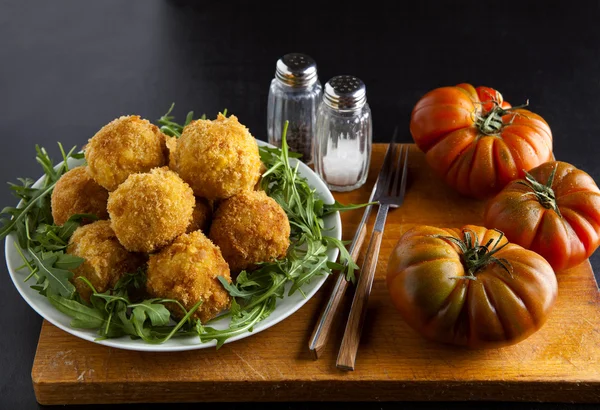 arancini peynir ve domates ile