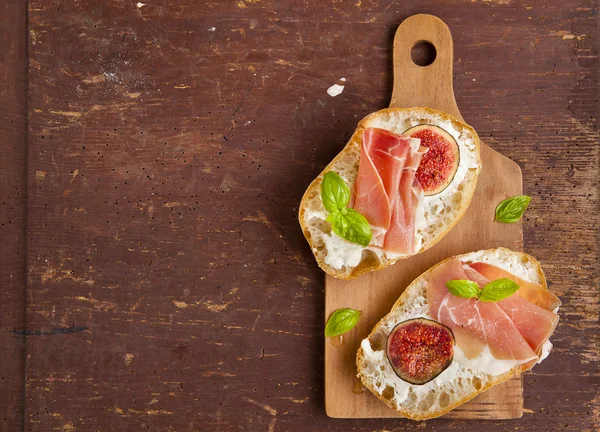 Bruschetta with prosciutto ham & figs with white cheese. fresh b — Stock Photo, Image