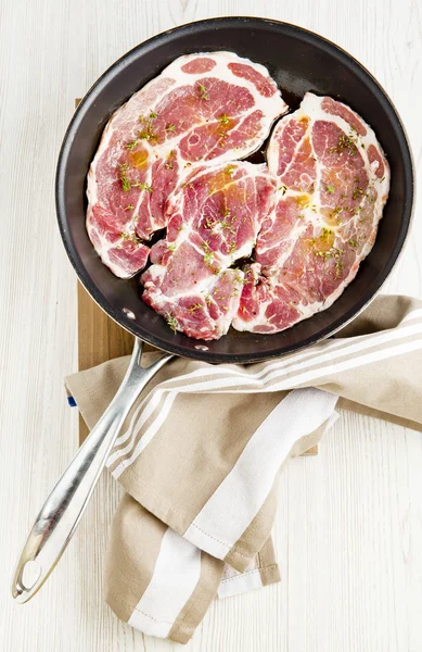 Rohes Beefsteak & Würze in der Pfanne. Holzbord. auf weiß. — Stockfoto