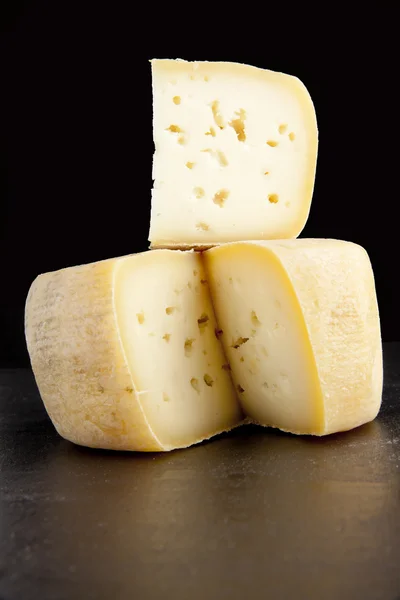 Ost rullar på mörka. Italienska parmesan. Pecorio ost. — Stockfoto