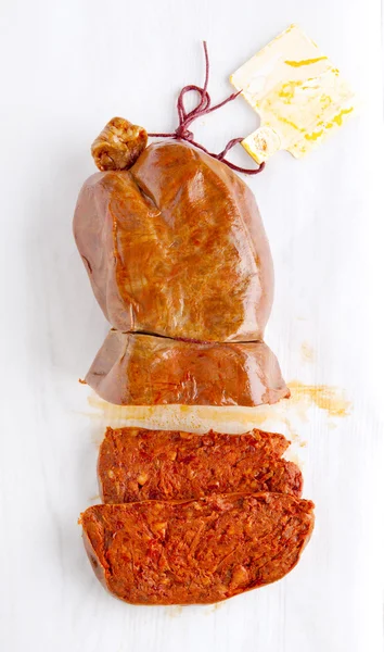 Italienische Würstchen. nduja. auf weiß. — Stockfoto