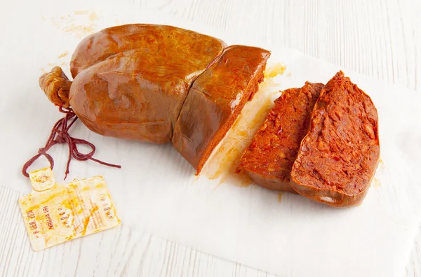 İtalyan baharatlı sosis. nduja. Beyaz.