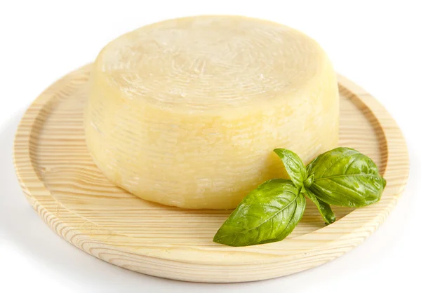 Forme entière de parmesan au fromage. au basilic frais. sur plaque de bois — Photo