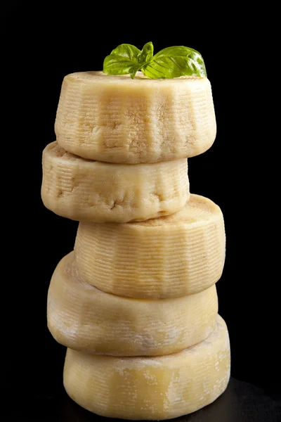 Quelques formes entières de parmesan au fromage, l'une au sommet de l'autre. avec fre — Photo