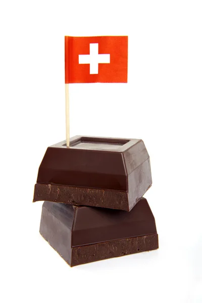 Černá čokoláda izolovaných na bílém & papírové vlajky Švýcarska — Stock fotografie