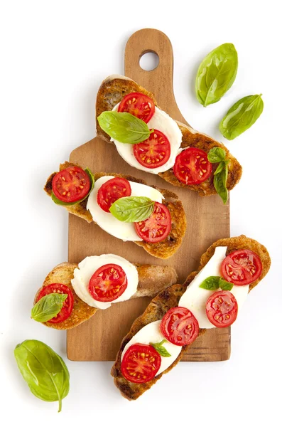 kiraz domates, mozzarella ve taze basi ile İtalyan bruschetta