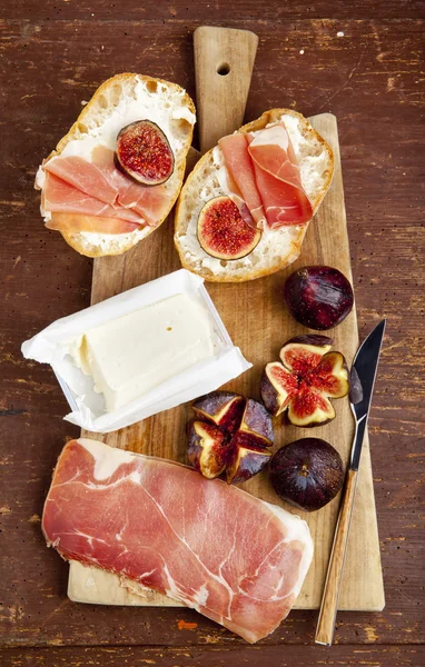 Bruschetta mit Schinken & Feigen mit Weißkäse. frisches b — Stockfoto