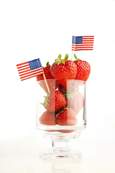 Fresh ripe strawberries in glass & Flag of the USA  isolated on — Stock Photo, Image