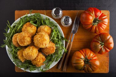 arancini peynir ve domates ile