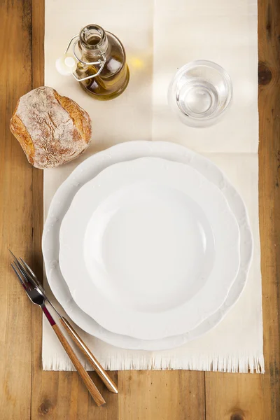 Táblázatban üres, olívaolaj, friss kenyér, fából készült háttér — Stock Fotó