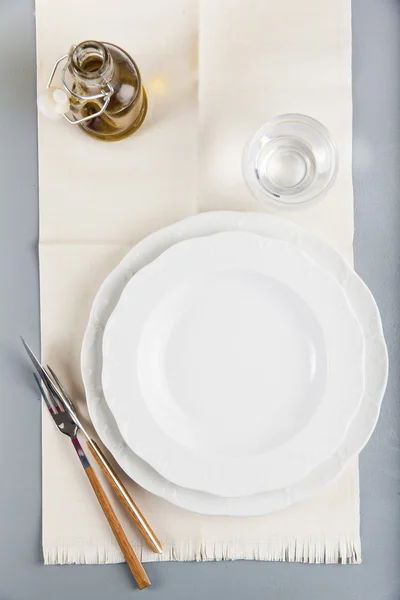 Tomma bordet dukat, olivolja, på grå — Stockfoto