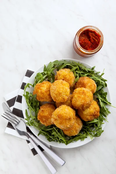 Arancini ile peynir ve ' nduja — Stok fotoğraf