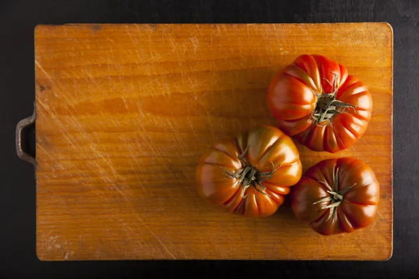 Tomate auf Holz — Stockfoto