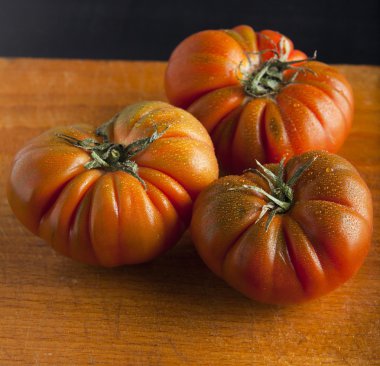 ahşap üzerinde domates