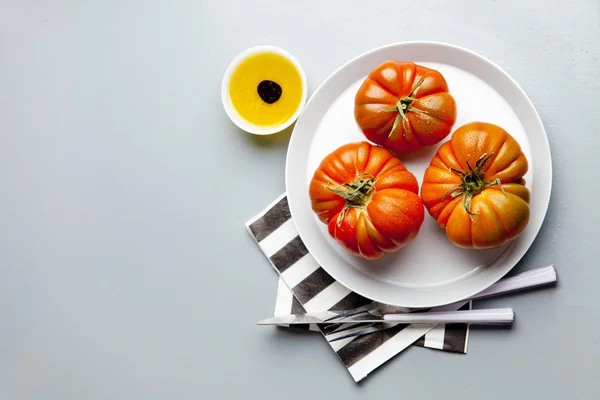 Tomaten auf grau — Stockfoto