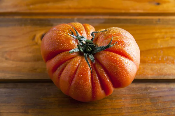 Oxheart tomat på trä — Stockfoto
