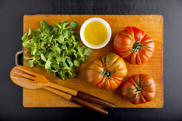Reifes Gemüse. Lebensmittelzutaten. Tomaten, Olivenöl, Salat — Stockfoto