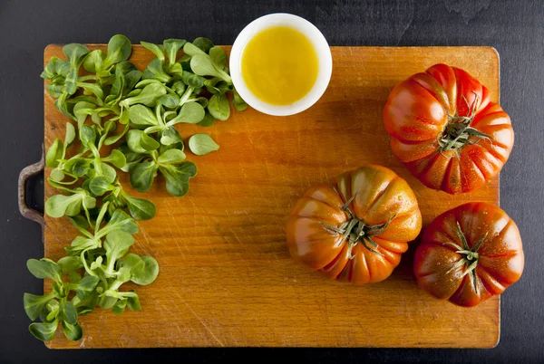 Reifes Gemüse. Lebensmittelzutaten. Tomaten, Olivenöl, Salat — Stockfoto